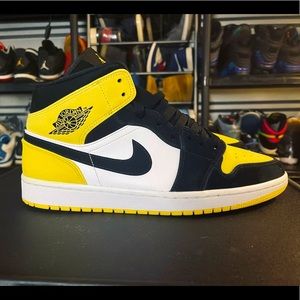 Jordan 1 Mid ‘Yellow Toe’ • Size 11 • 852542-071